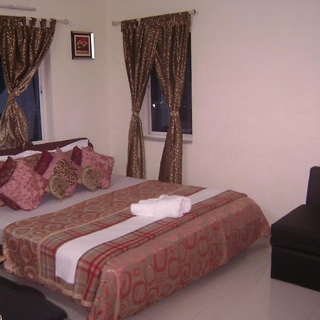 Innra Guest House Калькутта Номер фото